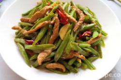 The method of stewing green beans with meat and pulling