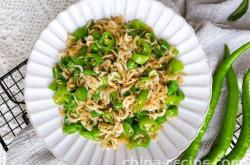 The method of stir frying shrimp skin with green pepper