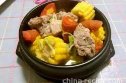 The method of braising pork ribs with corn, carrots, and potatoes