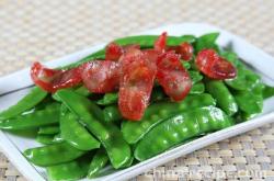 The recipe for stir frying sausages with Dutch beans