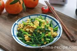 The method of stir frying eggs with pea tips