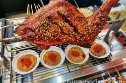 The recipe for roasted lamb legs with honey sauce