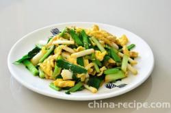 The method of stir frying fragrant dried eggs with garlic sprouts