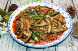 The method of frying eggplant with minced meat and sauce