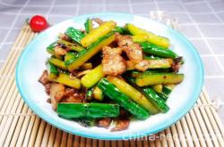 The method of stir frying green melon with meat