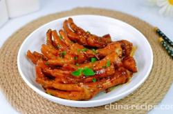 The recipe for spicy chicken feet