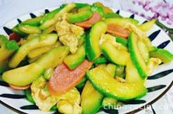 The method of stir frying ham sausage with western gourd