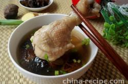 The recipe for mushroom and fungus chicken leg soup