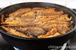 The recipe for stewing yellow croaker in an iron pot