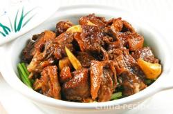 The Method of Braised Duck with Sauce in Sand Pot