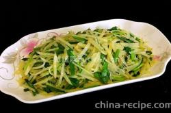 The method of stir frying chives with shredded potatoes