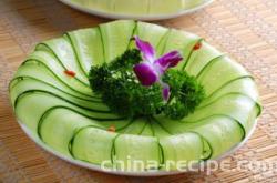 The method of sprinkling cucumber slices