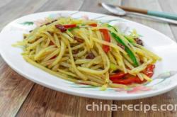 The method of exploding shredded potatoes with green and red peppers