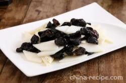 The method of stir frying black fungus with yam