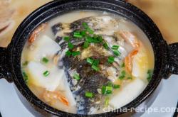 The recipe for stewing chubby head fish