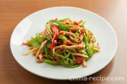 The recipe for shredded pork with chili peppers