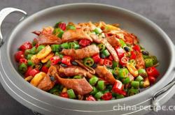 The method of stir frying fatty intestines with chili peppers