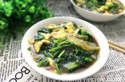 The recipe for stewing spinach with vermicelli and eggs