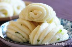 Preparation of scallion roll