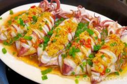 The method of steaming fresh squid with garlic paste