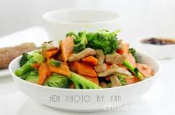 The recipe for stir frying broccoli carrots with meat