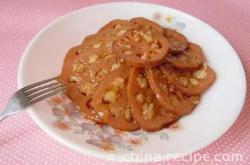 The method of making glutinous rice and lotus root with honey sauce