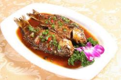 The recipe for braised crucian carp