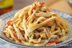 The method of hand tearing apricot abalone mushrooms