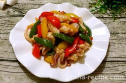 The method of stir frying fresh squid with colored peppers