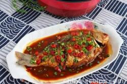 The recipe for spicy home cooked crucian carp