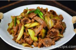 Stir-fried mutton slices with Chinese onion or green scallion with scallions