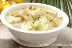 The method of stewing frozen tofu with cabbage