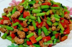 The method of stir frying garlic sprouts with minced meat