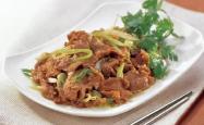 Stir-fried mutton slices with Chinese onion or green scallion slices with scallions