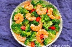 The method of stir frying broccoli with shrimp