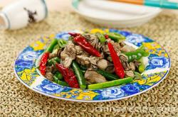 The method of stir frying oysters with chili peppers