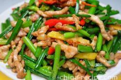 The method of stir frying shredded meat with chives