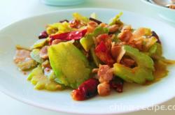 The method of stir frying bitter gourd slices with pork belly