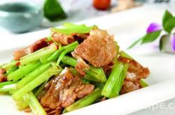 The method of stir frying celery with pork belly