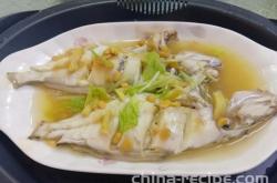 The Method of Steaming Braised Skin Fish with Cantonese style Preserved Meat and Soy Sauce