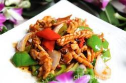 The method of stir frying fresh squid with preserved soy sauce and pepper