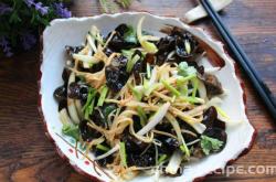 The method of cold mixing black fungus and golden needle mushroom