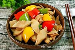 The method of stir frying apricot abalone mushrooms with colored peppers