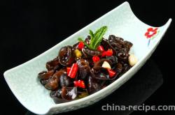 The method of cold mixing black fungus