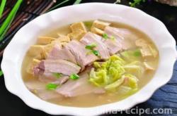 The method of stewing large tofu with cabbage and pork