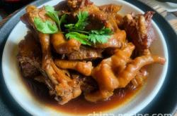 The recipe for stewing chicken feet with pork ribs