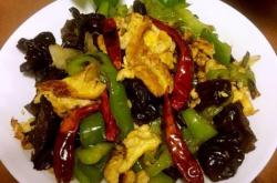 The method of stir frying black fungus with chili peppers