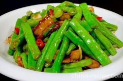 The method of stir frying green beans with meat