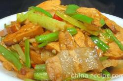 The method of stir frying tofu with meat