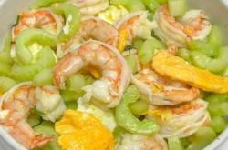 The method of stir frying skin, shrimp and meat with cucumber and eggs